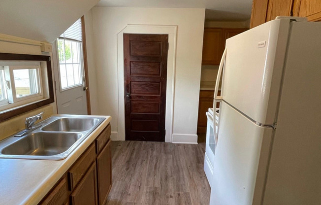 2 beds, 1 bath, 1,871 sqft, $925