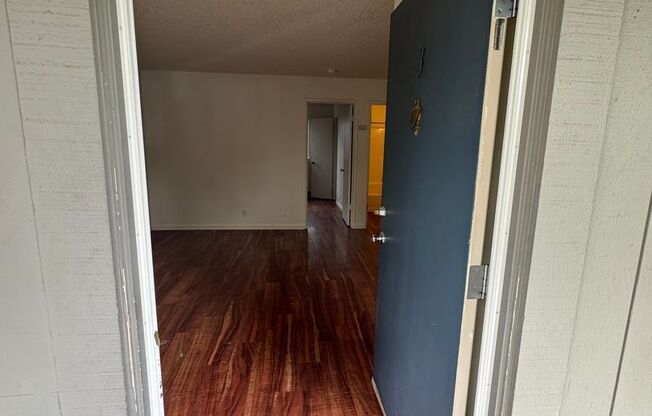 1 Bed / 1 Bath | North Oak Park Downstairs Apartment Available Now