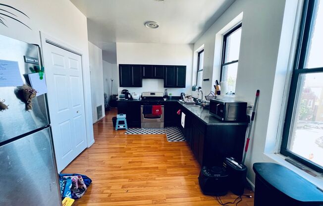 3 beds, 1 bath, $1,695, Unit 3F