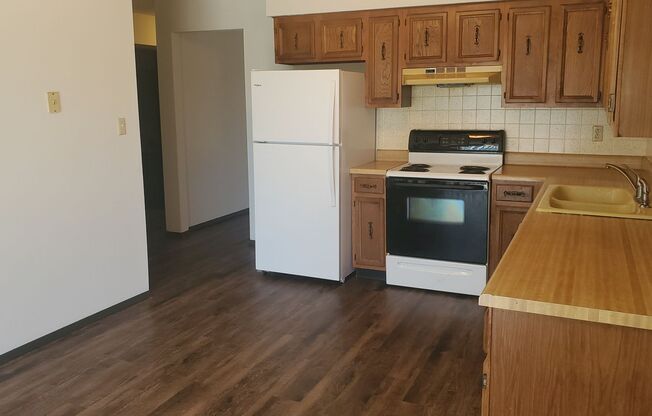 2 beds, 1 bath, 1,326 sqft, $900