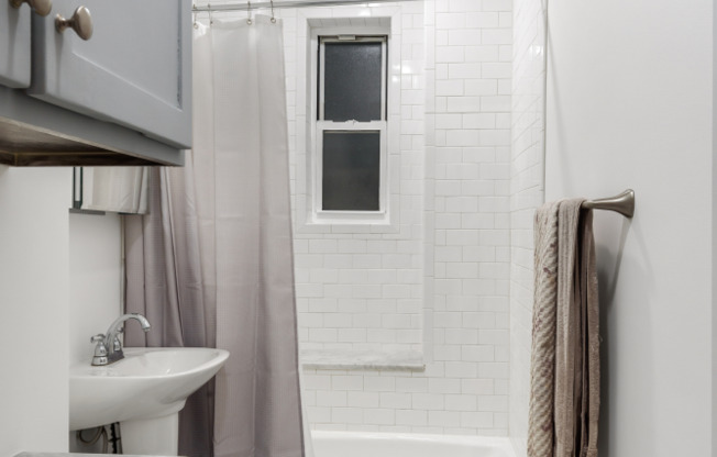 1 bed, 1 bath, $4,300, Unit 6L