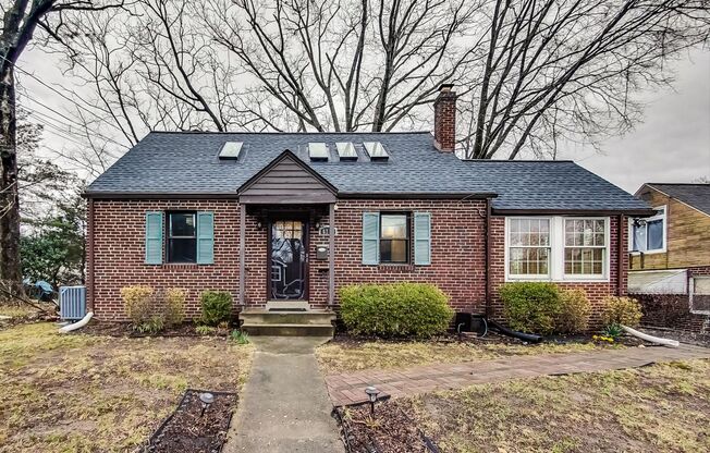 6711 Conway Rd. Updated & Cozy 3/2 Cape Cod Partially Furnished