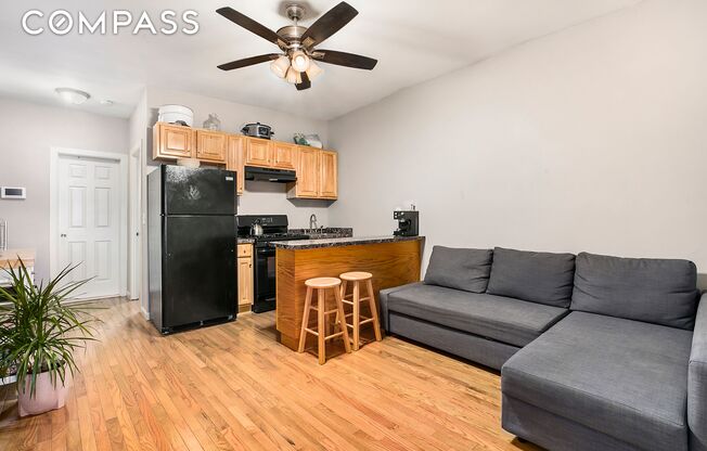 2 beds, 1 bath, $2,900, Unit 2L