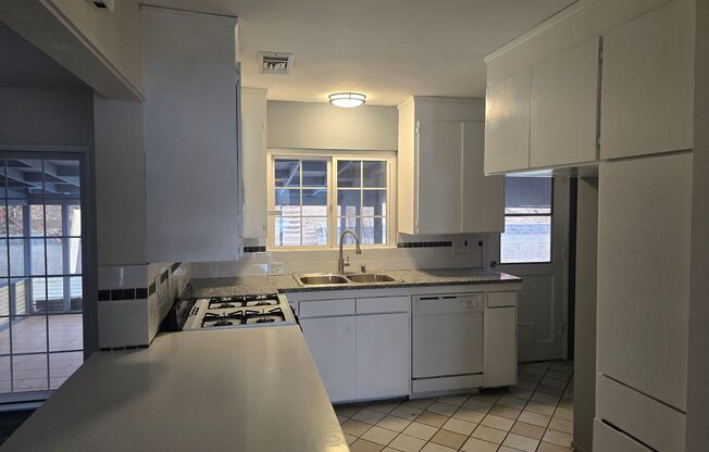 Large 3 Bed 2 Bath House