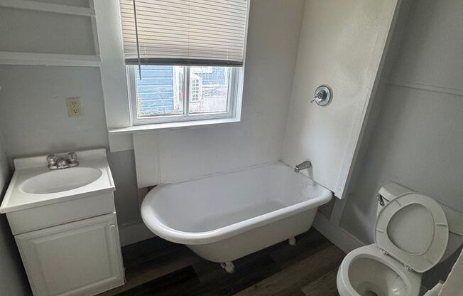 1 bed, 1 bath, $1,100, Unit 10