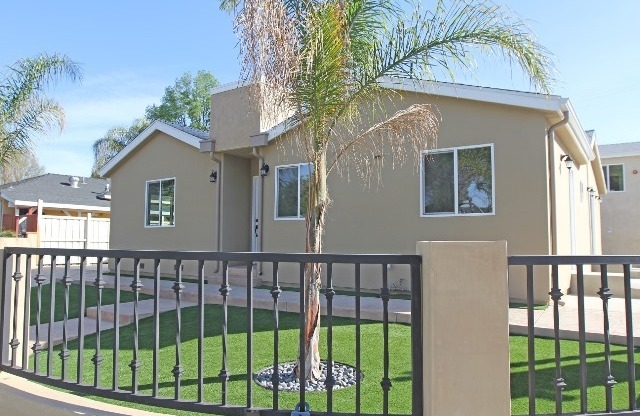 Upgraded 4+2.5 in Reseda w/all appliances included!