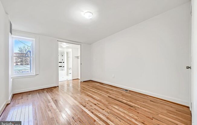 TWO BEDROOM TWO BATHROOM TOWNHOUSE AVAILABLE FOR SEPT 1ST MOVE-IN!!!!