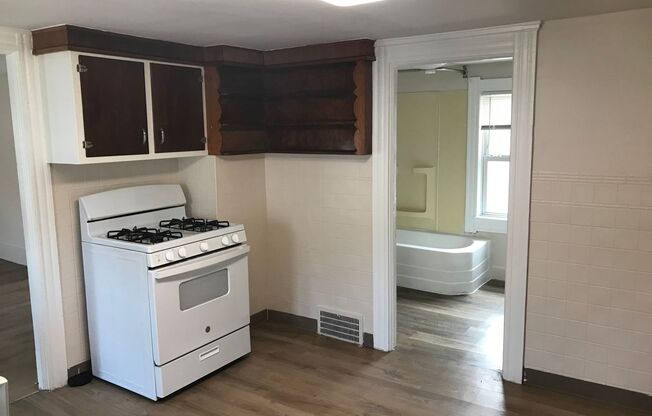 2 beds, 1 bath, 900 sqft, $750, Unit Up