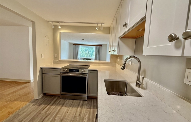 1 bed, 1 bath, 999 sqft, $1,900, Unit 4L
