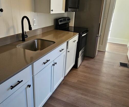 2 beds, 1 bath, 760 sqft, $2,400, Unit 19 Keegin