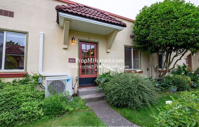 Charming Light-Filled One Bedroom Apartment In SE Portland!