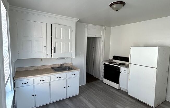 2 beds, 1 bath, $1,195, Unit 314 S Queen Apt 2