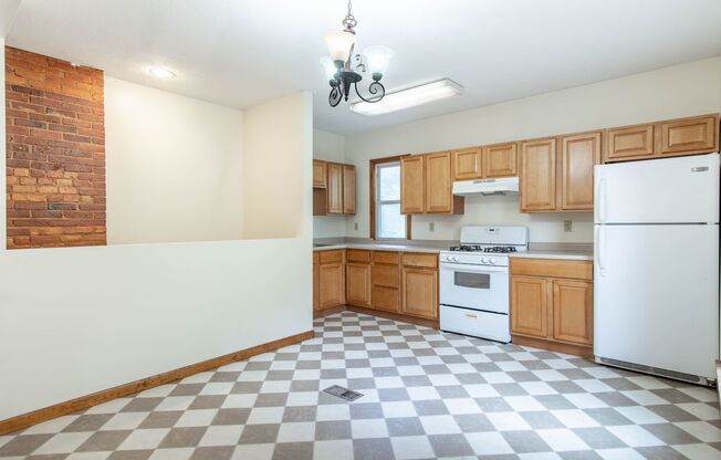 2 beds, 1 bath, $975, Unit 1025 Apartment 2 Upper