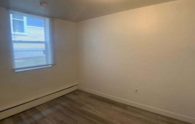 2 beds, 1 bath, $1,350, Unit Unit 2