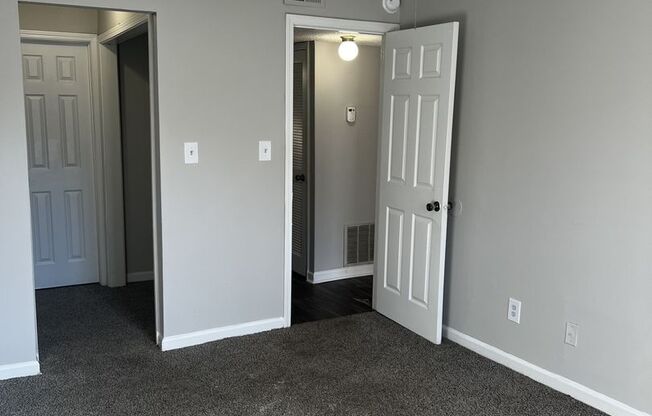 2 beds, 1 bath, 805 sqft, $899, Unit I113