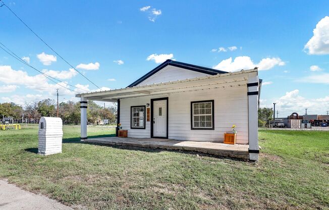 BEAUTIFUL- UPDATED 3 bedroom 1 Bath in Cleburne!