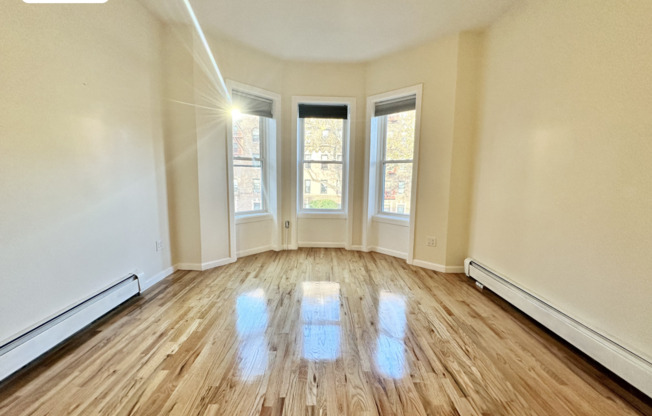 2 beds, 1 bath, $3,100, Unit 2