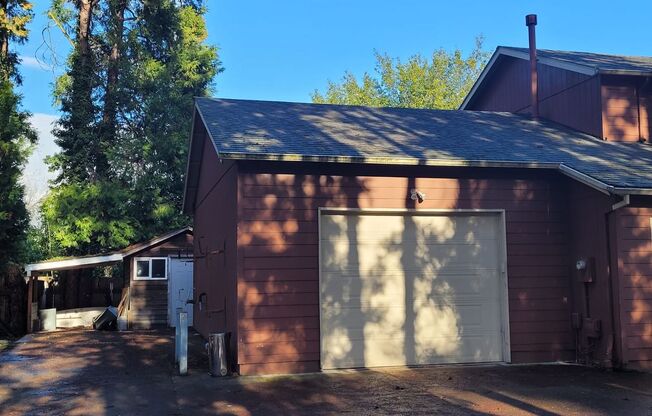 Beautiful 3 bedroom 2.5 bath home with large shop available in Milwaukie!