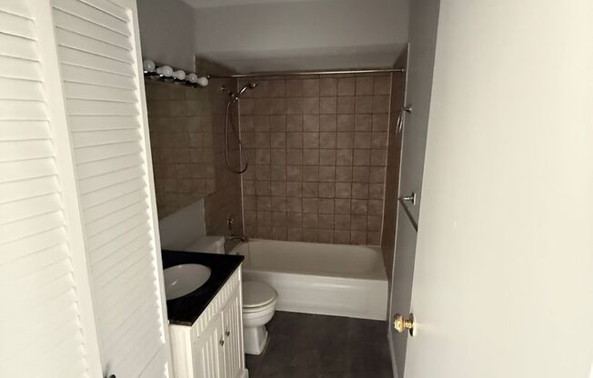 2 beds, 1.5 baths, $2,600, Unit 302