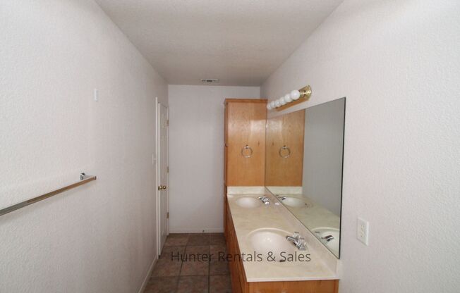 3 beds, 2 baths, $1,100, Unit Unit B