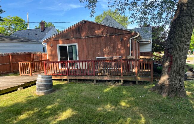 Spacious 3 bed/1bath available in Akron Firestone!