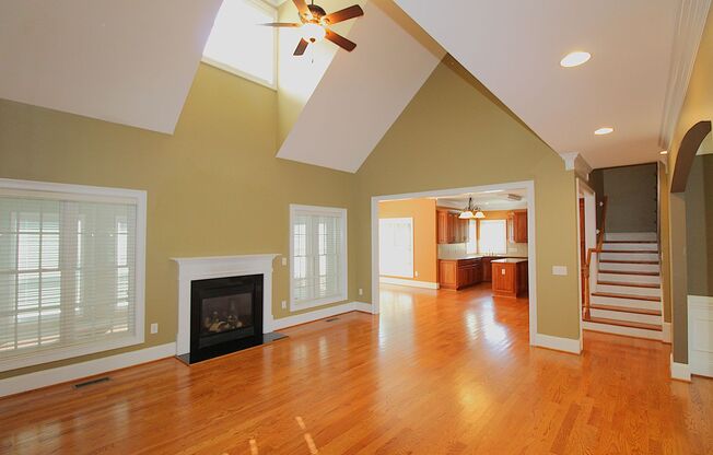 5 Bedroom Home in Harrisburg!