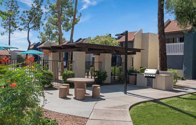 Oakridge Apartments - Picnic Table & BBQ