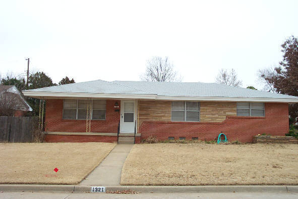 Awesome 3 Bedroom Home with Wood Floors located close to Campus!! ALL Appliances Included!