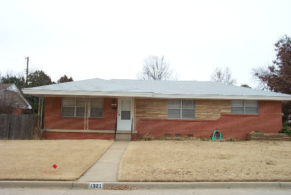 Awesome 3 Bedroom Home with Wood Floors located close to Campus!!