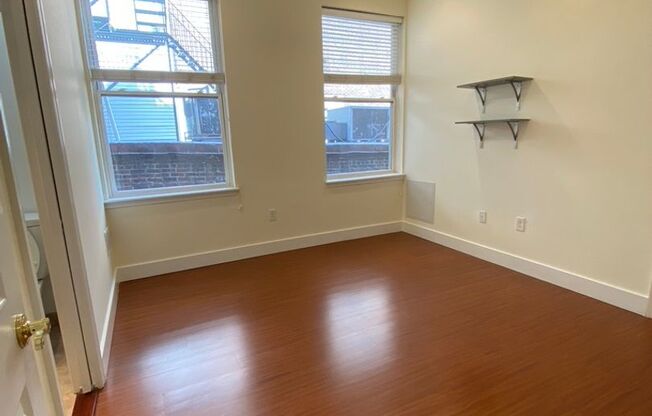 Sophisticated 2 Bedroom, 2 Bath w/ Hardwood Floors in The Heart of Center City!!!!!