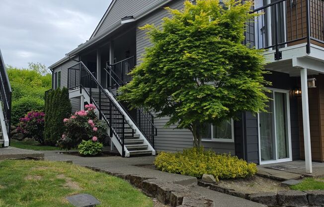 Kent west hill condo - 2 bedroom and 2 bathroom with 2 parking spaces - Water/Sewer and Garbage included with rent!