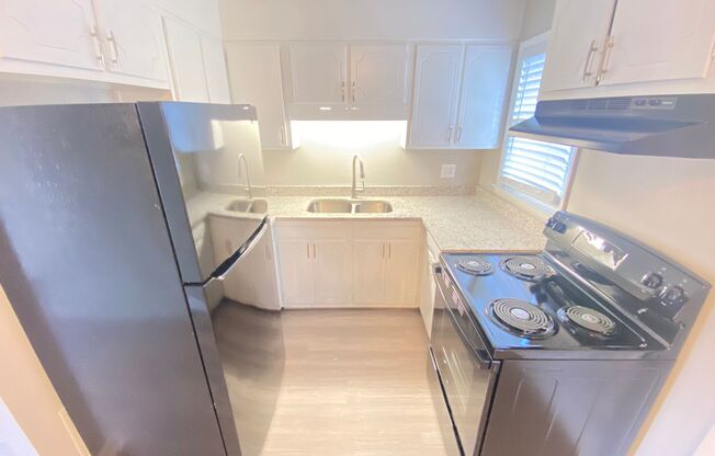 2 beds, 1.5 baths, 832 sqft, $1,100, Unit 827 Oakwood Villa