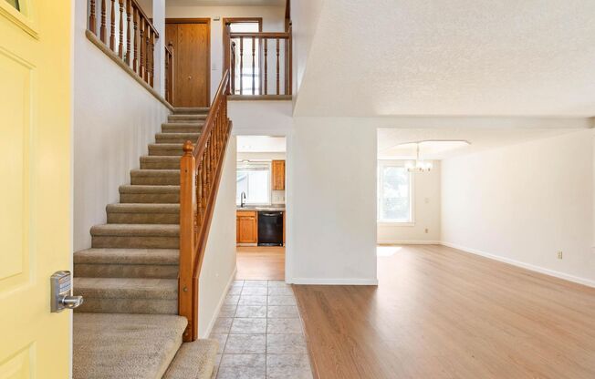 Comfortable 4-bdrm/2.5-bath home in Hillsboro—Quiet cul-de-sac, lovely yard, convenient location