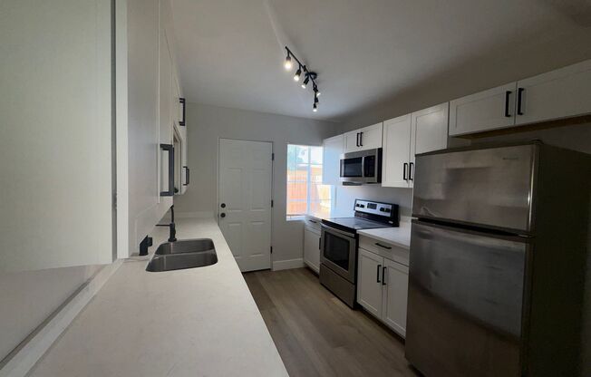 Updated 2-Bedroom Unit in Duplex with Brand-New Flooring