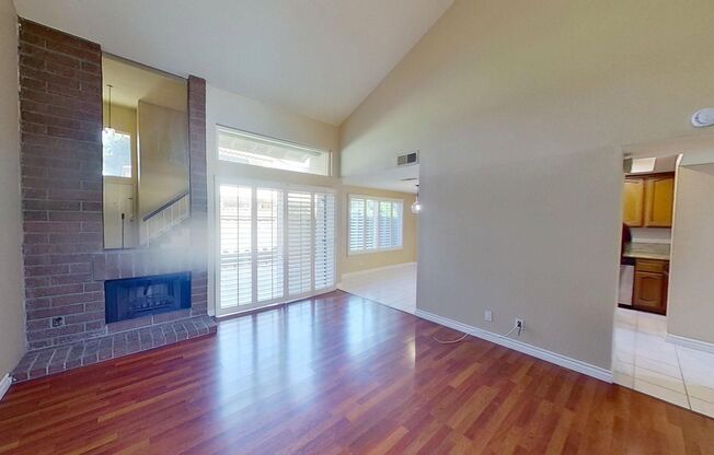 Spacious 2 Bed 2.5 Bath Townhouse in Irvine!