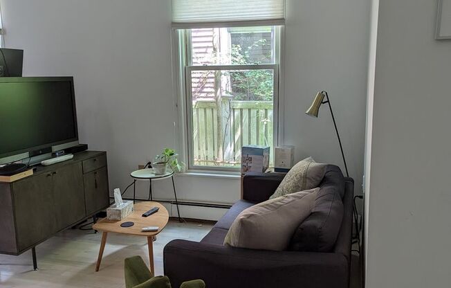 Mid Cambridge 1 bedroom with garage parking for 9/1