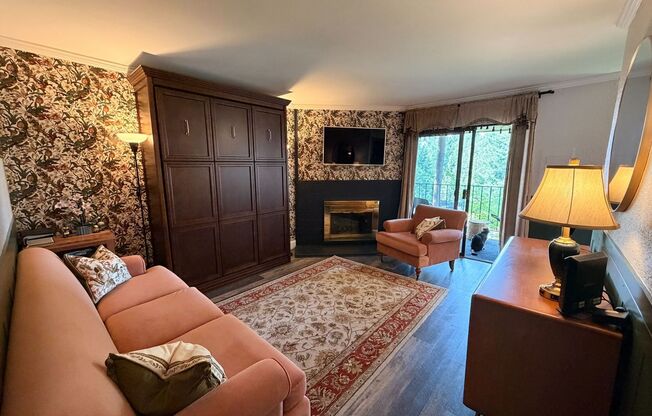 Beautiful Kirkland Top-Floor Unit Available!