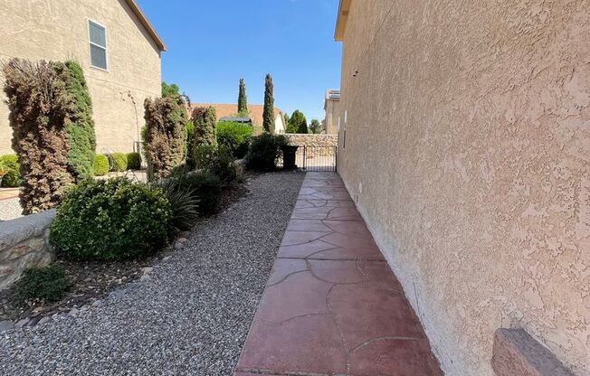 Great 5 Bedroom/2.5 Bathroom off Porter Dr.