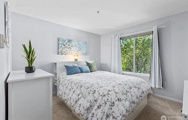 3 beds, 1 bath, $2,700, Unit UNIT 102