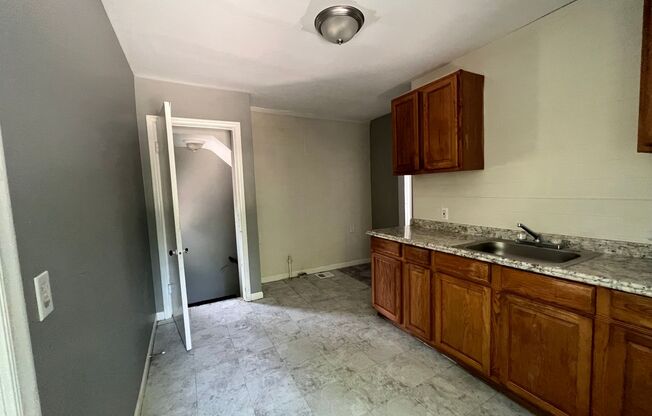 3 beds, 1 bath, $1,000