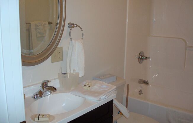 2 beds, 2 baths, 840 sqft, $2,600, Unit EL-222