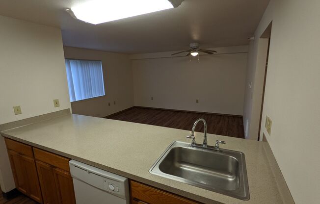 2 beds, 1 bath, 750 sqft, $1,395, Unit 33