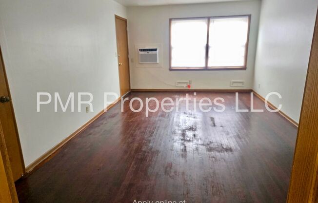 2 beds, 1 bath, $850, Unit 4524- 01