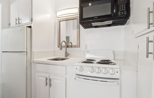 Studio, 1 bath, 395 sqft, $1,598, Unit 02