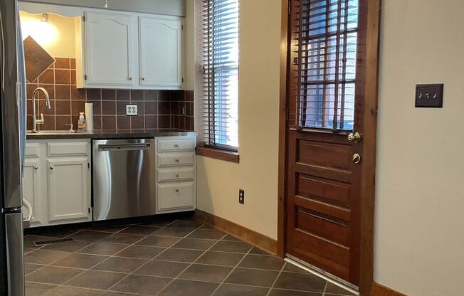 2 beds, 1 bath, $2,195