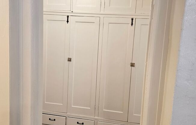 Studio, 1 bath, 337 sqft, $1,249, Unit 25