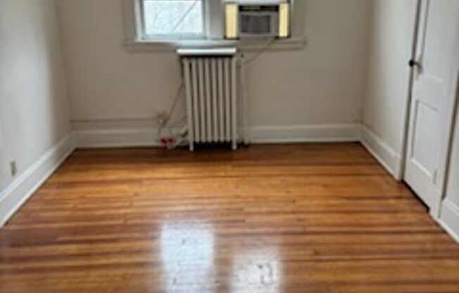 2 beds, 1 bath, $1,150, Unit 13