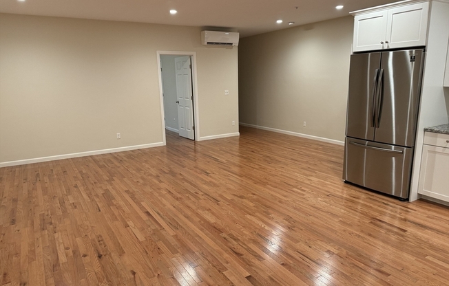 2 beds, 1 bath, 1,031 sqft, $2,700, Unit 7