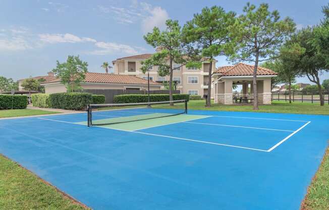 tennis court at the whispering winds apartments in pearland, tx