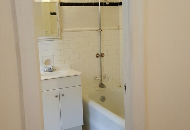 2 beds, 2 baths, 775 sqft, $2,025, Unit 410